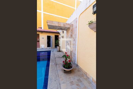 Casa para alugar com 670m², 4 quartos e 4 vagas Casa para alugar com 670m², 4 quartos e 4 vagasÁrea comum - Piscina