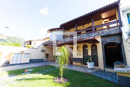 Casa para alugar com 670m², 4 quartos e 4 vagas Casa para alugar com 670m², 4 quartos e 4 vagasQuintal