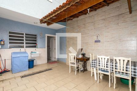 Casa à venda com 132m², 3 quartos e 2 vagas Casa à venda com 132m², 3 quartos e 2 vagasFundos