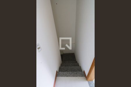 Casa de condomínio à venda com 169m², 3 quartos e 6 vagas Casa de condomínio à venda com 169m², 3 quartos e 6 vagasEscada