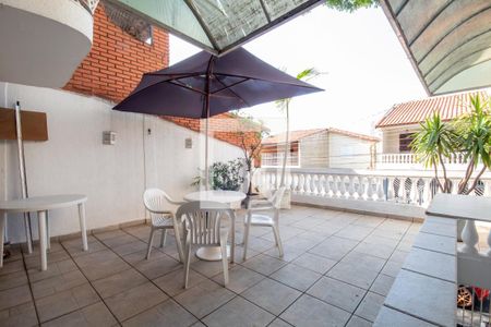 Casa à venda com 137m², 2 quartos e 2 vagas Casa à venda com 137m², 2 quartos e 2 vagasVaranda