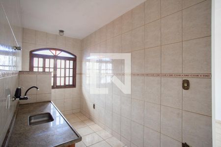 Casa à venda com 380m², 6 quartos e 7 vagas Casa à venda com 380m², 6 quartos e 7 vagasCozinha  e área de serviço Casa 2