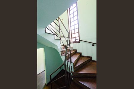 Casa à venda com 341m², 6 quartos e 2 vagas Casa à venda com 341m², 6 quartos e 2 vagasCasa 2 - Escada