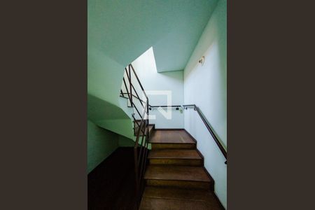 Casa à venda com 341m², 6 quartos e 2 vagas Casa à venda com 341m², 6 quartos e 2 vagasCasa 2 - Escada