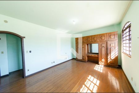 Casa à venda com 341m², 6 quartos e 2 vagas Casa à venda com 341m², 6 quartos e 2 vagasCasa 2 - Quarto 2