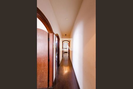 Casa à venda com 341m², 6 quartos e 2 vagas Casa à venda com 341m², 6 quartos e 2 vagasCorredor