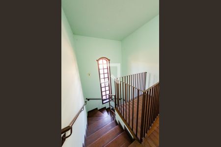 Casa à venda com 341m², 6 quartos e 2 vagas Casa à venda com 341m², 6 quartos e 2 vagasCasa 2 - Escada