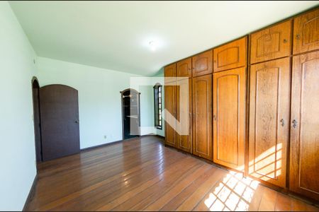 Casa à venda com 341m², 6 quartos e 2 vagas Casa à venda com 341m², 6 quartos e 2 vagasCasa 2 - Suíte