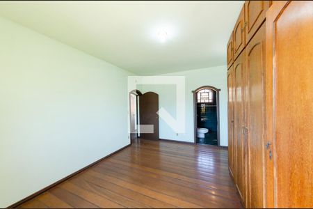 Casa à venda com 341m², 6 quartos e 2 vagas Casa à venda com 341m², 6 quartos e 2 vagasCasa 2 - Suíte