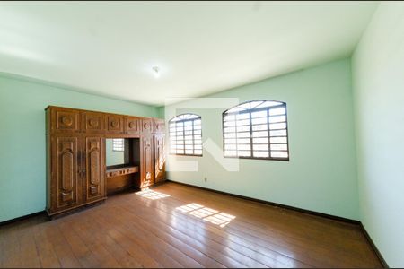 Casa à venda com 341m², 6 quartos e 2 vagas Casa à venda com 341m², 6 quartos e 2 vagasCasa 2 - Quarto 2