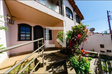 Casa à venda com 341m², 6 quartos e 2 vagas Casa à venda com 341m², 6 quartos e 2 vagasÁrea