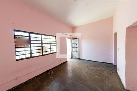 Casa à venda com 341m², 6 quartos e 2 vagas Casa à venda com 341m², 6 quartos e 2 vagasBarracão