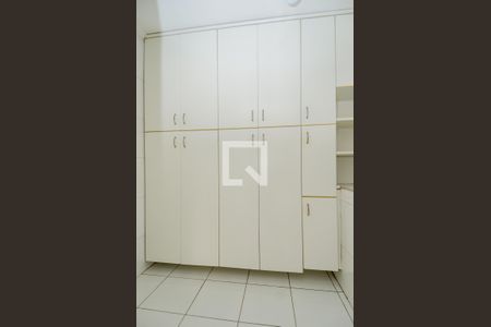 Casa à venda com 300m², 4 quartos e 7 vagasCozinha - Armários