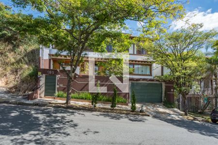 Casa à venda com 450m², 5 quartos e 3 vagasFachada