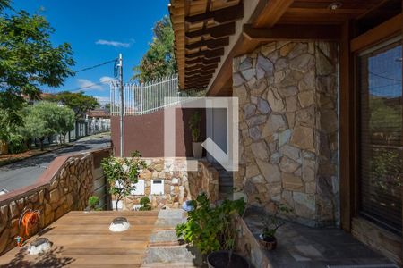 Casa à venda com 450m², 5 quartos e 3 vagasEntrada