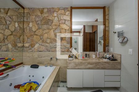 Casa à venda com 450m², 5 quartos e 3 vagasBanheiro da Suíte 1