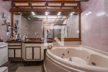 Casa à venda com 450m², 5 quartos e 3 vagasBanheiro da Suíte 2