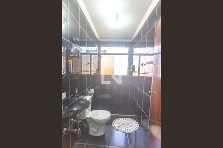 Casa à venda com 180m², 3 quartos e 2 vagas Casa à venda com 180m², 3 quartos e 2 vagasBanheiro social