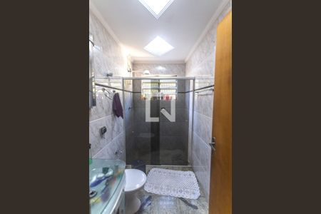 Casa à venda com 180m², 3 quartos e 2 vagas Casa à venda com 180m², 3 quartos e 2 vagasBanheiro social