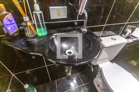 Casa à venda com 180m², 3 quartos e 2 vagas Casa à venda com 180m², 3 quartos e 2 vagasBanheiro social