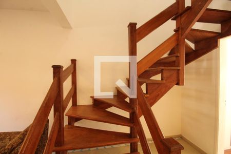 Casa de condomínio à venda com 108m², 3 quartos e 2 vagasEscada