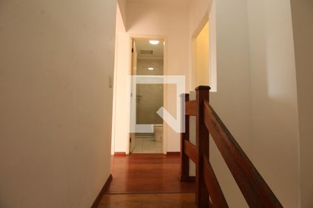 Casa de condomínio à venda com 108m², 3 quartos e 2 vagasEscada