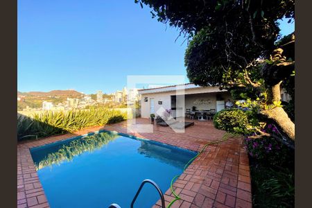 Casa à venda com 350m², 3 quartos e 3 vagasPiscina