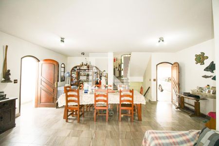 Casa à venda com 600m², 5 quartos e 5 vagas Casa à venda com 600m², 5 quartos e 5 vagasSala de Estar