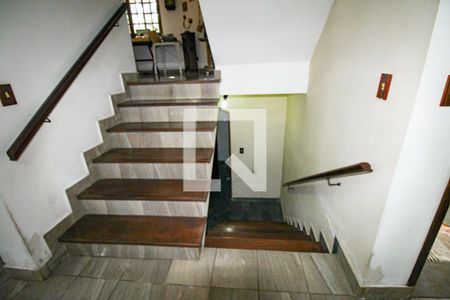 Casa à venda com 600m², 5 quartos e 5 vagas Casa à venda com 600m², 5 quartos e 5 vagasEscada