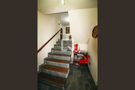 Casa à venda com 600m², 5 quartos e 5 vagas Casa à venda com 600m², 5 quartos e 5 vagasEscada