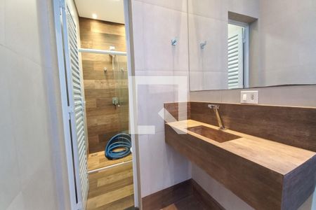 Casa de condomínio para alugar com 390m², 3 quartos e 4 vagas Casa de condomínio para alugar com 390m², 3 quartos e 4 vagasBanheiro de serviço