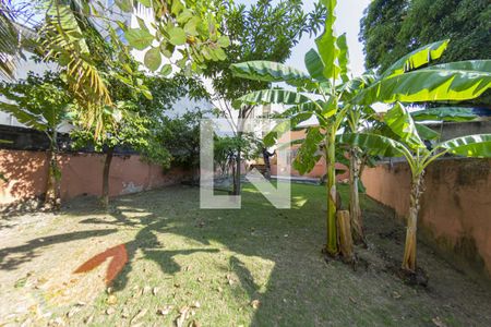 Casa à venda com 319m², 4 quartos e 3 vagas Casa à venda com 319m², 4 quartos e 3 vagasQuintal