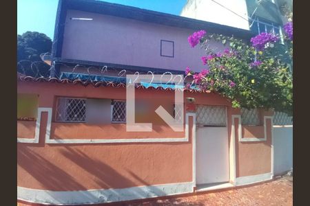 Casa à venda com 319m², 4 quartos e 3 vagas Casa à venda com 319m², 4 quartos e 3 vagasFachada