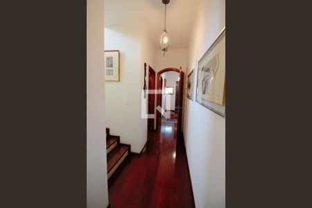 Casa à venda com 440m², 4 quartos e 3 vagas Casa à venda com 440m², 4 quartos e 3 vagasCorredor