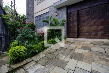 Casa à venda com 192m², 4 quartos e 2 vagas Casa à venda com 192m², 4 quartos e 2 vagasEntrada e jardim