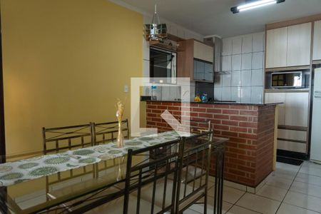 Casa à venda com 200m², 3 quartos e 3 vagas Casa à venda com 200m², 3 quartos e 3 vagasSala de Jantar