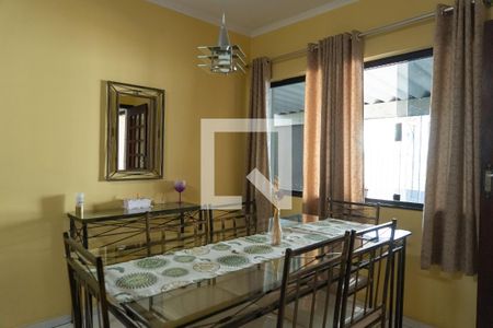 Casa à venda com 200m², 3 quartos e 3 vagas Casa à venda com 200m², 3 quartos e 3 vagasSala de Jantar