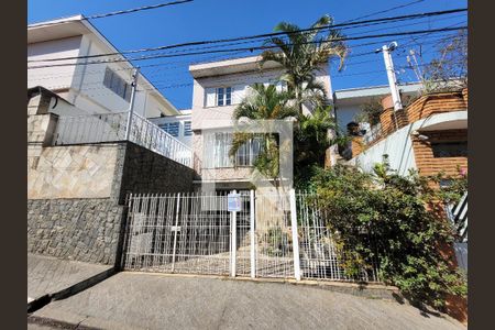 Casa à venda com 240m², 3 quartos e 3 vagas Casa à venda com 240m², 3 quartos e 3 vagasEntrada
