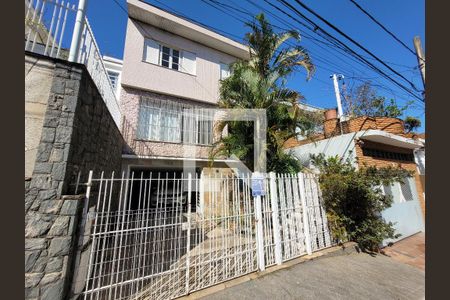 Casa à venda com 240m², 3 quartos e 3 vagas Casa à venda com 240m², 3 quartos e 3 vagasEntrada