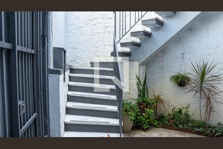 Casa à venda com 194m², 4 quartos e 3 vagas Casa à venda com 194m², 4 quartos e 3 vagasEscada externa