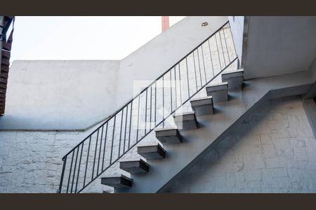 Casa à venda com 194m², 4 quartos e 3 vagas Casa à venda com 194m², 4 quartos e 3 vagasEscada externa