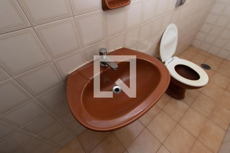 Casa à venda com 115m², 6 quartos e 1 vagaBanheiro 2