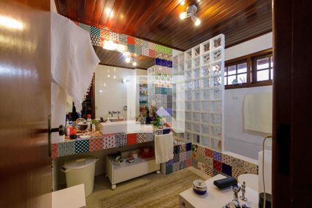 Casa de condomínio à venda com 160m², 4 quartos e 2 vagas Casa de condomínio à venda com 160m², 4 quartos e 2 vagasBanheiro Suite 1