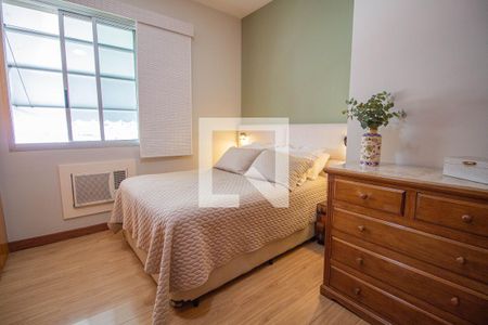 Apartamento à venda com 140m², 3 quartos e 2 vagas Apartamento à venda com 140m², 3 quartos e 2 vagasSuíte