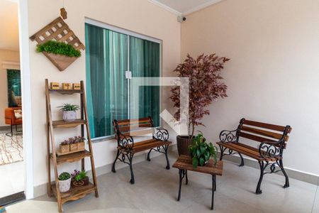 Casa à venda com 104m², 3 quartos e 2 vagasFachada