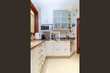 Casa de condomínio à venda com 550m², 4 quartos e 7 vagas Casa de condomínio à venda com 550m², 4 quartos e 7 vagasCozinha