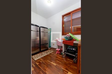Casa de condomínio à venda com 550m², 4 quartos e 7 vagas Casa de condomínio à venda com 550m², 4 quartos e 7 vagasÁrea de Serviço - Quarto 1