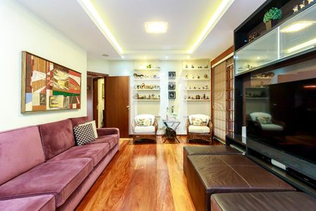 Casa de condomínio à venda com 550m², 4 quartos e 7 vagas Casa de condomínio à venda com 550m², 4 quartos e 7 vagasSala de TV
