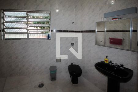 Casa à venda com 305m², 6 quartos e 7 vagasPiso 1: Banheiro 2