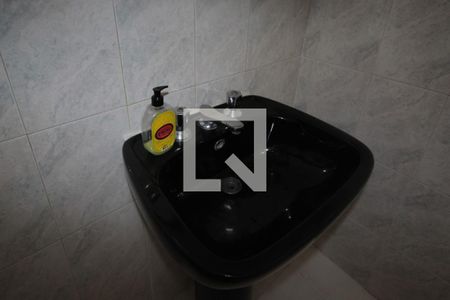 Casa à venda com 305m², 6 quartos e 7 vagasPiso 1: Banheiro 2